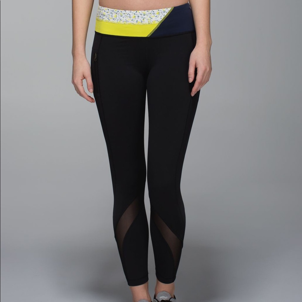 Lululemon Inspire Tight II (Mesh)
Size 6
